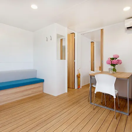 Maistra Polari Mobile Homes روفينج