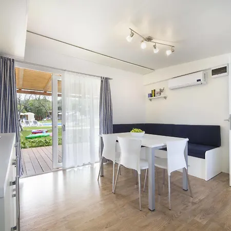 Maistra Polari Mobile Homes 홀리데이파크 로비니